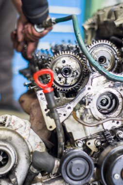 Mekanik bir atölyede motoru ile çalışma