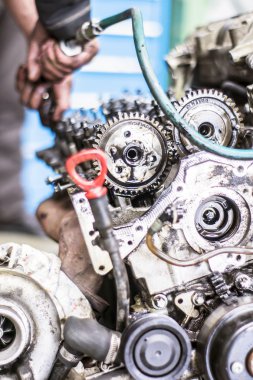 Mekanik bir atölyede motoru ile çalışma