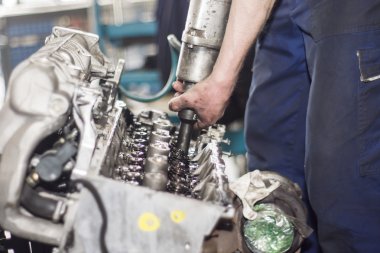 Mekanik bir atölyede motoru ile çalışma