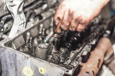 Mekanik bir atölyede motoru ile çalışma