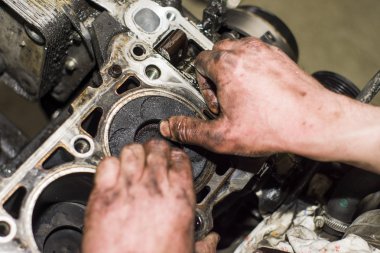 Mekanik bir atölyede motoru ile çalışma