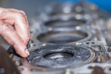 Mekanik bir atölyede motoru ile çalışma