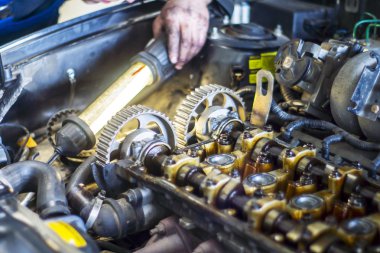 Mekanik bir atölyede motoru ile çalışma