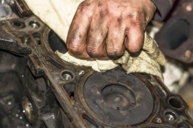 Mekanik bir atölyede motoru ile çalışma