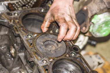 Mekanik bir atölyede motoru ile çalışma