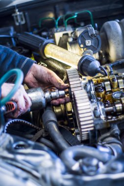 Mekanik bir atölyede motoru ile çalışma