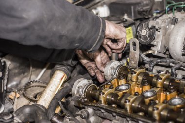 Mekanik bir atölyede motoru ile çalışma