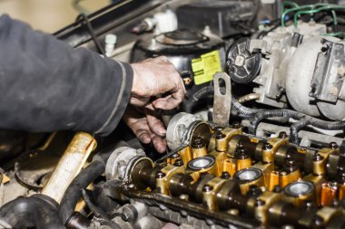 Mekanik bir atölyede motoru ile çalışma