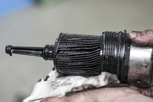 Mekanik bir atölyede motoru ile çalışma