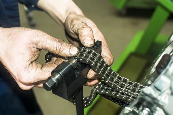 Mekaniker som jobbade med med motor i en workshop — Stockfoto