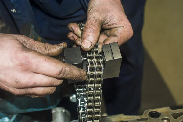 Mecánico trabajando con motor en un taller —  Fotos de Stock