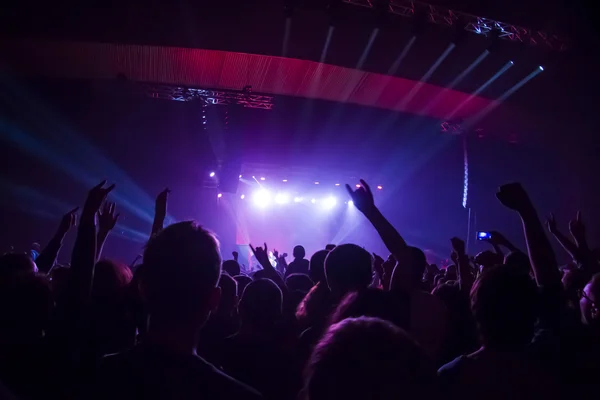 Siluetas de la multitud de conciertos frente a luces de escenario brillantes —  Fotos de Stock