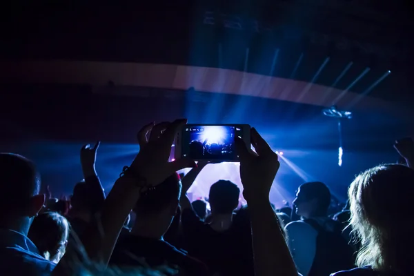 Sylwetki tłumu koncertowego przed jasnymi światłami sceny — Zdjęcie stockowe