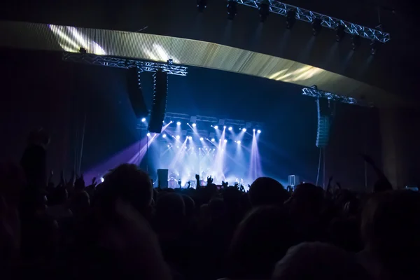 Silhouettes of concert crowd in front of bright stage lights — Stock Photo, Image