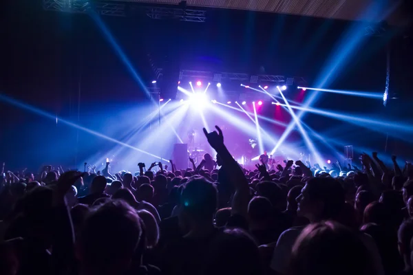 Siluetit konsertti väkijoukon edessä valoisa vaiheessa valot — kuvapankkivalokuva
