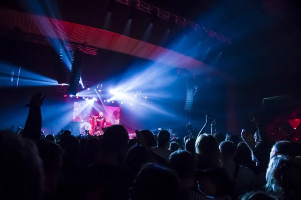 Siluetas de la multitud de conciertos frente a luces de escenario brillantes — Foto de Stock