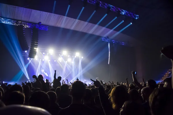Σιλουέτες των συναυλιών πλήθος μπροστά από φωτεινά φώτα σκηνής — Φωτογραφία Αρχείου