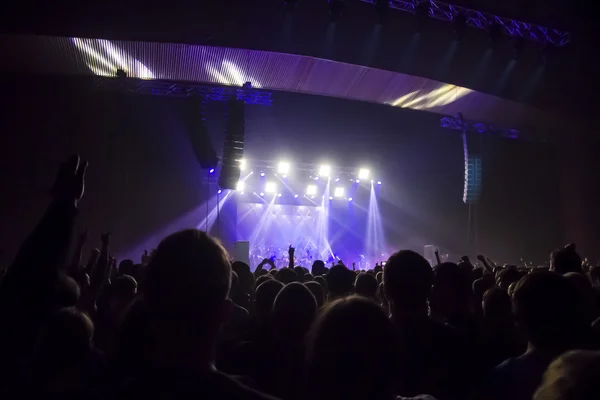 Siluetas de la multitud de conciertos frente a luces de escenario brillantes — Foto de Stock