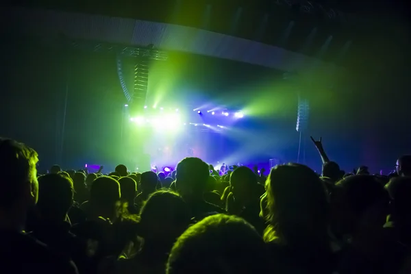 Sagome di folla concerto di fronte a luci di scena luminose — Foto Stock