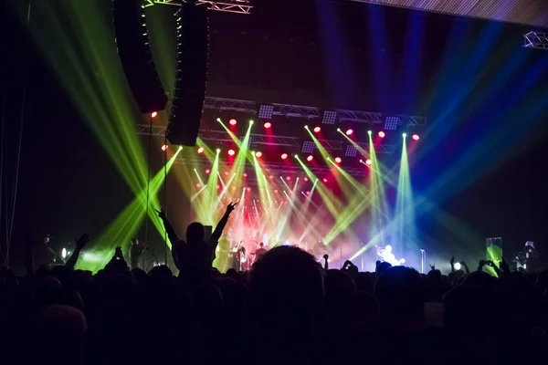 Σιλουέτες των συναυλιών πλήθος μπροστά από φωτεινά φώτα σκηνής — Φωτογραφία Αρχείου