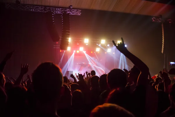 Siluetas de la multitud de conciertos frente a luces de escenario brillantes — Foto de Stock