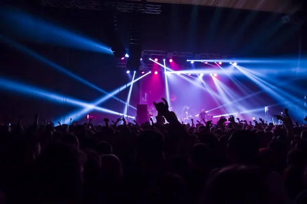 Siluetit konsertti väkijoukon edessä valoisa vaiheessa valot — kuvapankkivalokuva