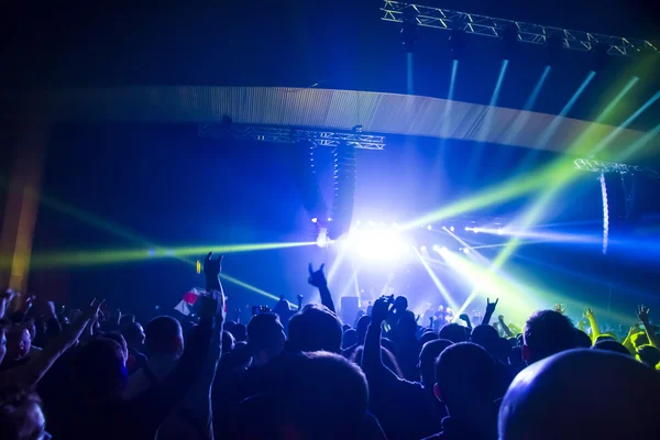 Silhouetten von Konzertbesuchern vor hellen Bühnenlichtern — Stockfoto