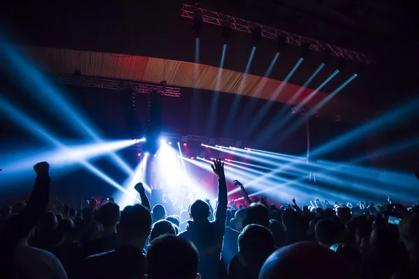 明るいステージライトの前のコンサート群集のシルエット — ストック写真