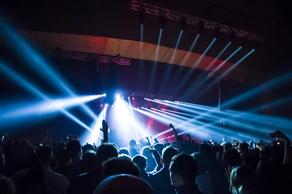 밝은 무대 조명 앞에 모여 있는 음악회의 실루엣 — 스톡 사진