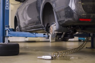 Araba lastiği olmadan onarılması gerekiyor.