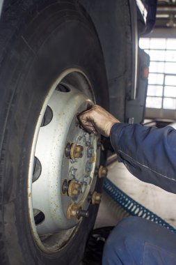 Otomobil tamircisinde çalışan bir tamirci.