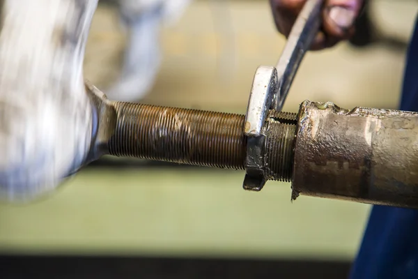 Mekaniker skiftnyckel snurrade gamla muttern — Stockfoto