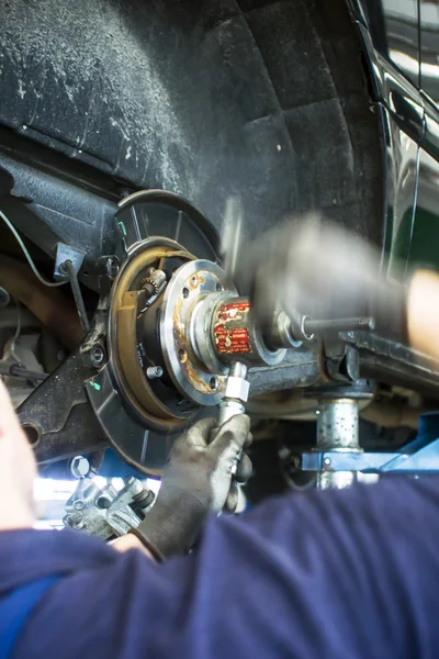 Auto mecânico de trabalho na oficina de reparação de automóveis — Fotografia de Stock