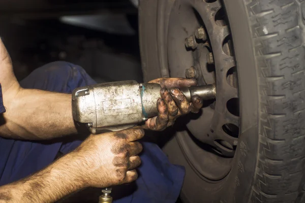 Auto monteur werkt bij auto reparatiewerkplaats — Stockfoto