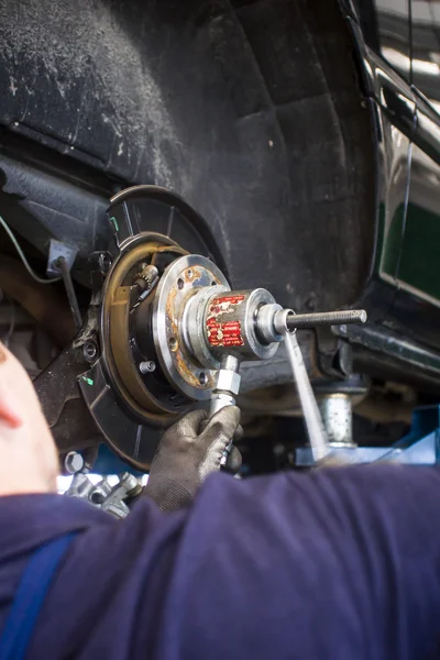 Mecánico de automóviles trabajando en taller de reparación de automóviles —  Fotos de Stock