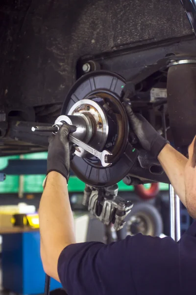 Mecánico de automóviles trabajando en taller de reparación de automóviles —  Fotos de Stock