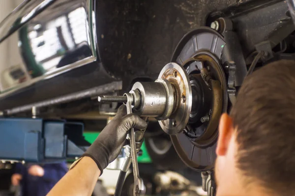 Auto monteur werkt bij auto reparatiewerkplaats — Stockfoto