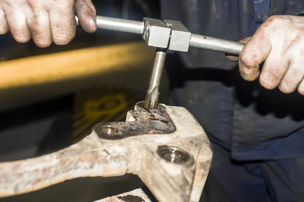 Mecánico de automóviles trabajando en taller de reparación de automóviles —  Fotos de Stock