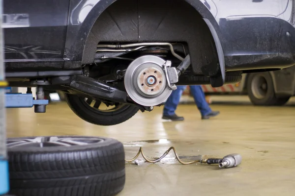 Carro sem pneu precisa ser reparado . — Fotografia de Stock