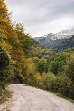 Karadağ 'ın dağlık ve vadilerinin huzurlu doğa manzarası