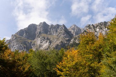 Karadağ 'ın dağlık ve vadilerinin huzurlu doğa manzarası