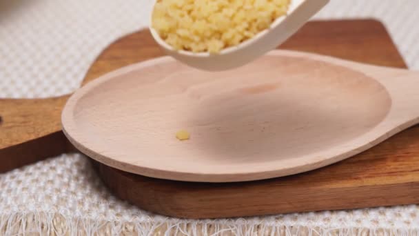 Інгредієнти італійської макарони з крихітними зірковими пастою, які зазвичай використовуються в супах. закрийся — стокове відео