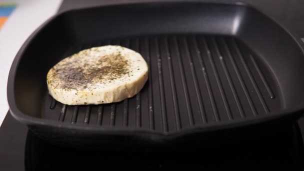 Geleneksel Yunan ızgara Halloumi Peyniri ızgarada pişiyor. seçici odak — Stok video