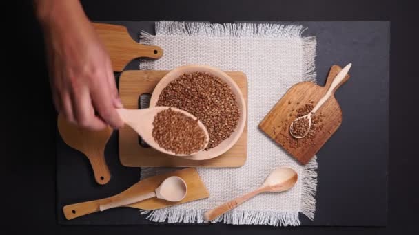 Buckwheat gandum kering buckwheat. Close-up of brown buckwheat groats. Makanan sehat. — Stok Video