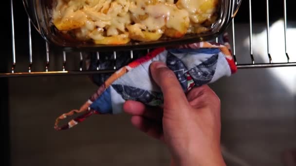 Fırından peynirli fırında patates ve sebze çıktı. ev yemeği seçici odak — Stok video