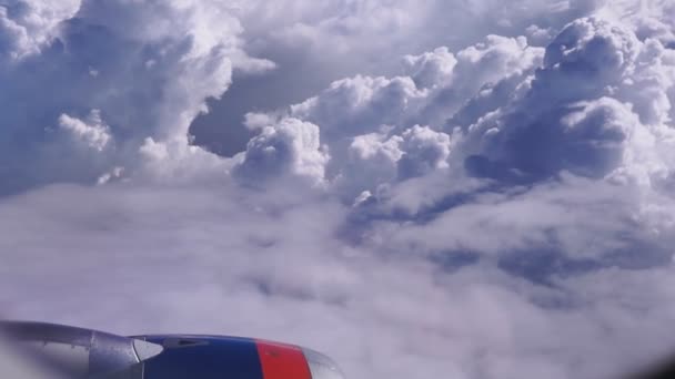 Luchtfoto vliegen boven wolken in de atmosfeer, beeldt de hemel uit. ruimte voor tekst — Stockvideo