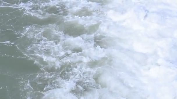 Ondas do mar na costa do mar foco seletivo. câmara lenta — Vídeo de Stock
