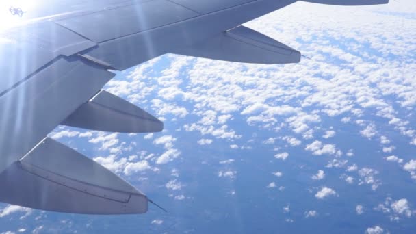 Uçağın penceresinden, motorun manzarasından. Bulutlar denizinde uçan uçak. Seyahat kavramı — Stok video
