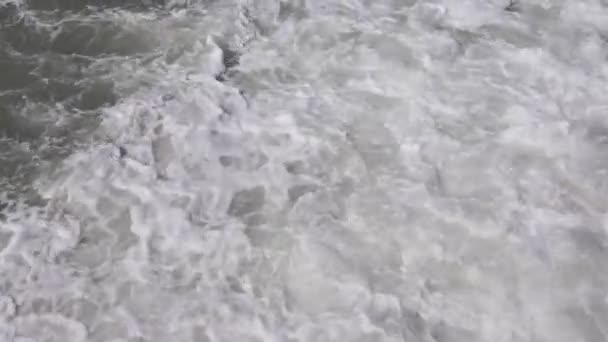 Des vagues de mer de sable bleu marin. focalisation sélective. Voyage Vacances en bord de mer. Mouvement lent — Video