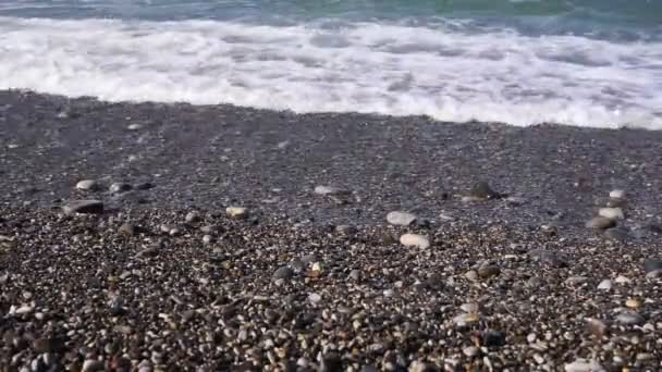 Eau de mer avec de petites vagues close-up sélectif focus. Plage rocheuse avec eau de mer. vidéo statique — Video